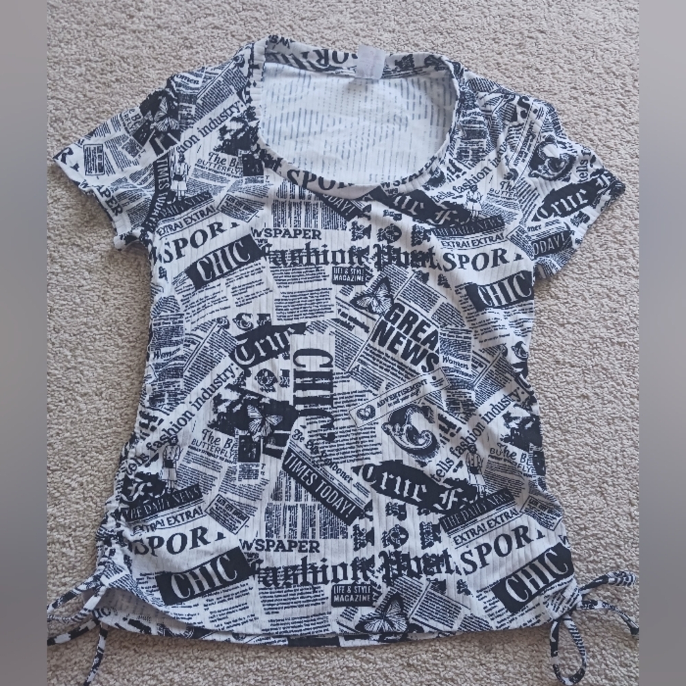 Juniors Large Newspaper print shirt with scrunchy sides